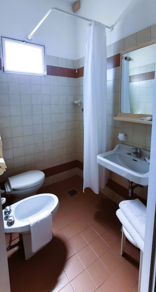 Double or Twin Room, Balcony, Partial Sea View - Photo 11