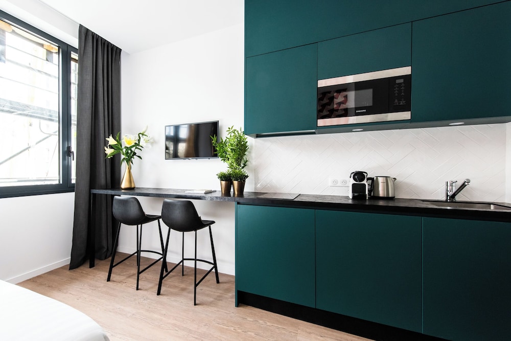 Medium Studio with Kitchen - Photo 4