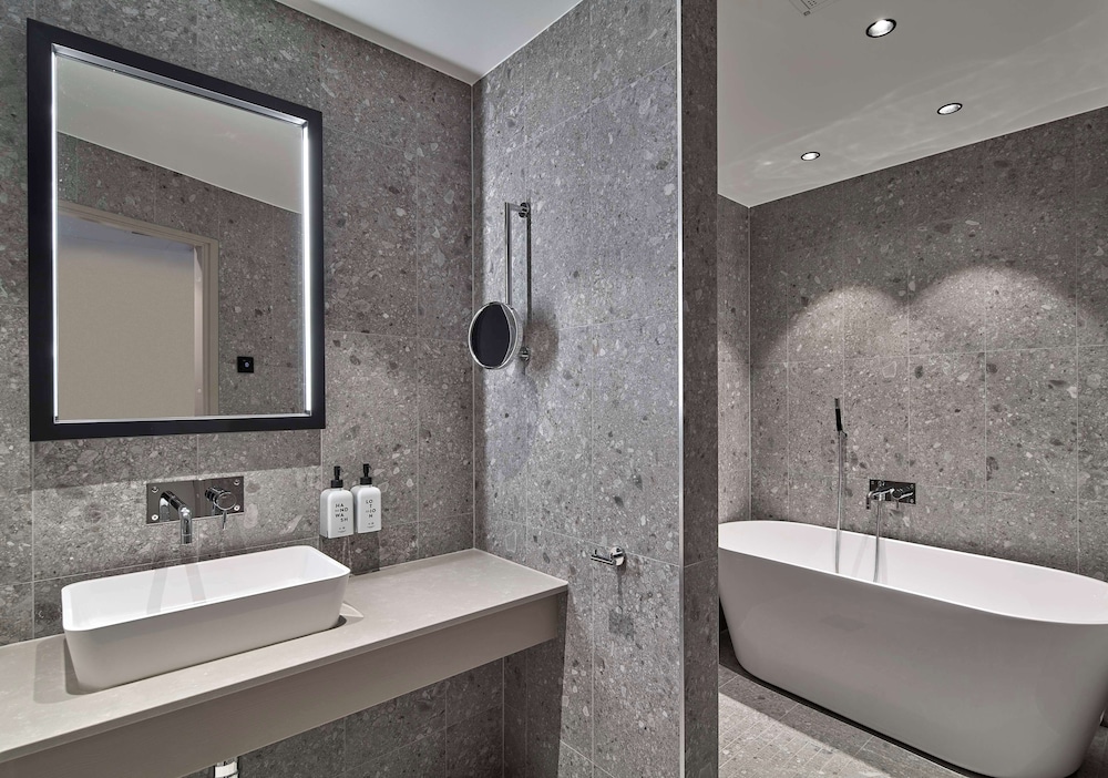 Junior Suite (Top Floor) - Photo 4