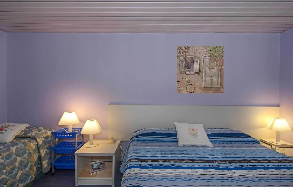 Family Room, 2 Bedrooms - Photo 7