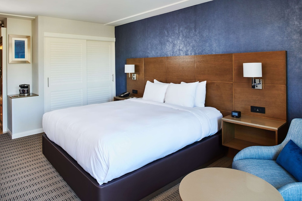 Room, 1 King Bed, Non Smoking, Balcony photo 3