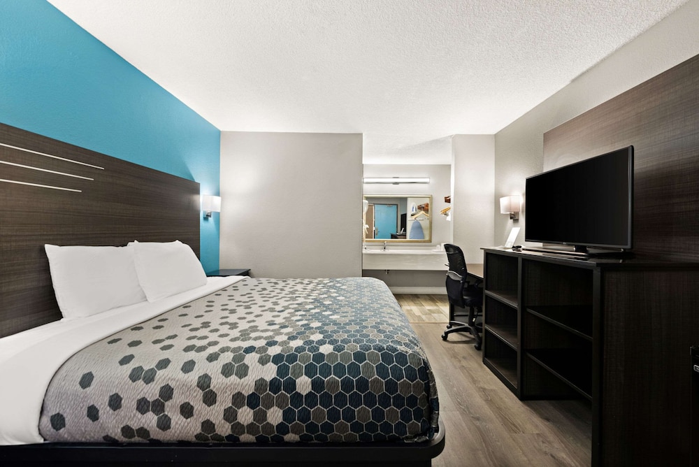 Standard Room, 1 King Bed, Non Smoking - Photo 2