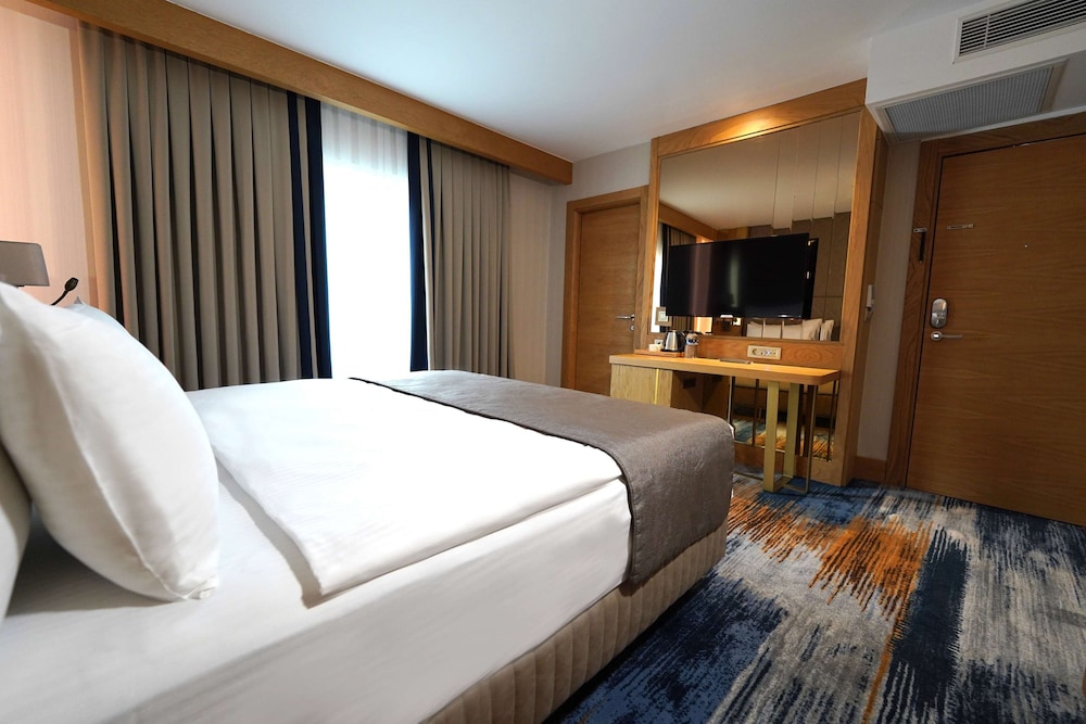 Standard Room, 1 King Bed, Non Smoking photo 3