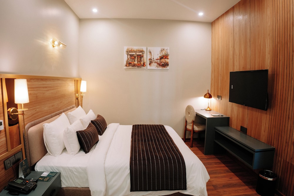 Executive Room, 1 King Bed, Non Smoking, Garden View