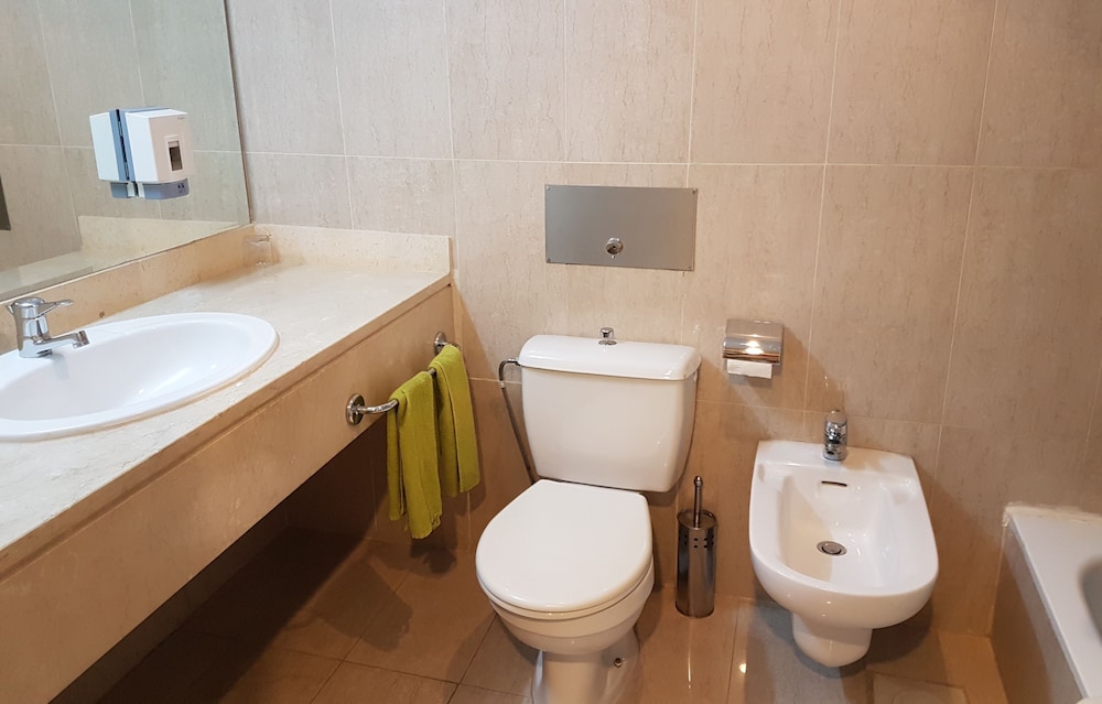 Standard Double or Twin Room - Photo 12
