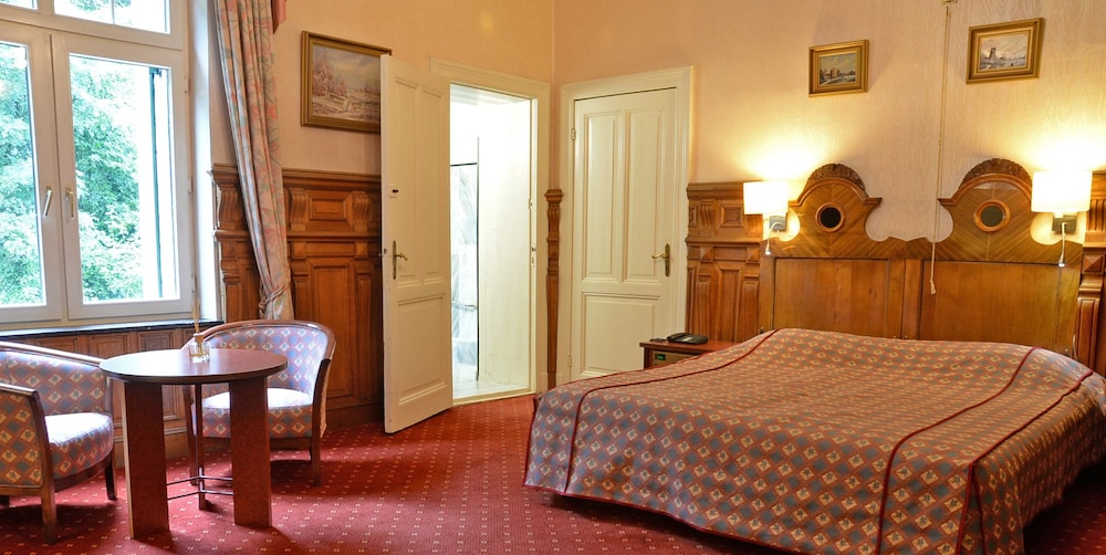 Twin Room, Bathtub