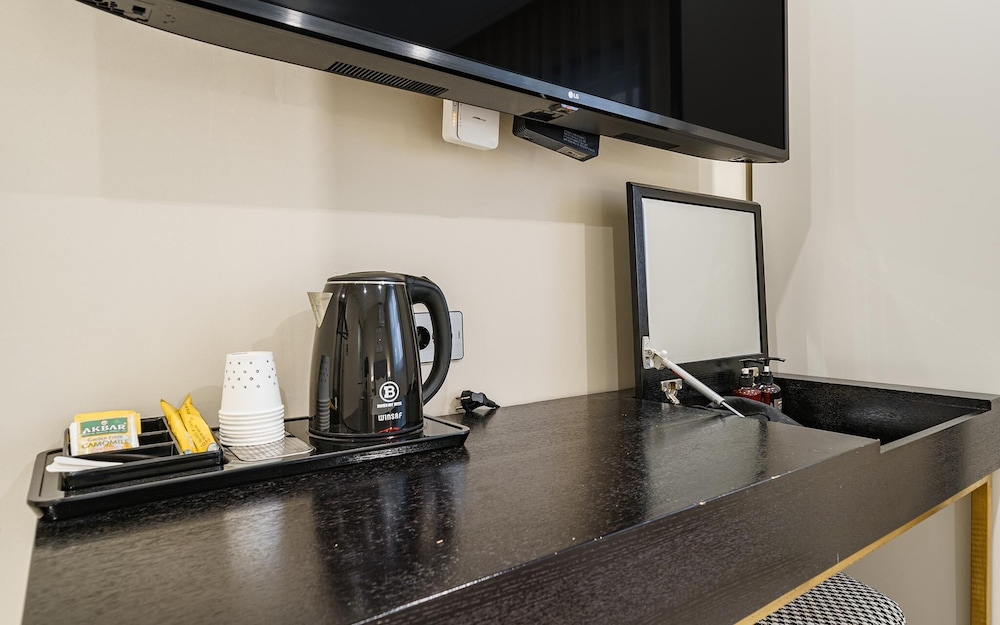 Room (Premium-Starbucks Coffee PKG (Netflix) - Photo 1