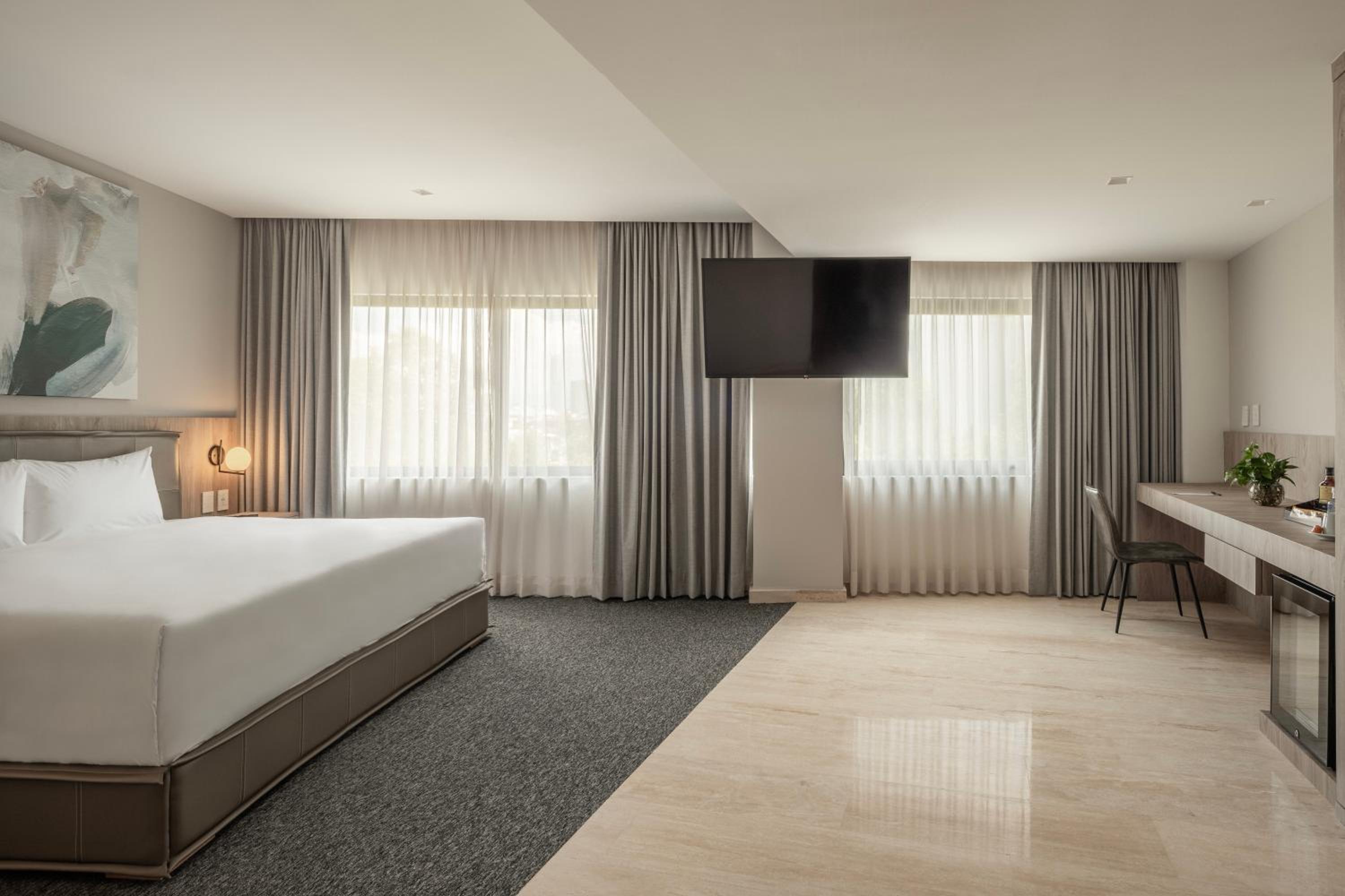 Deluxe Queen Room - Photo 8