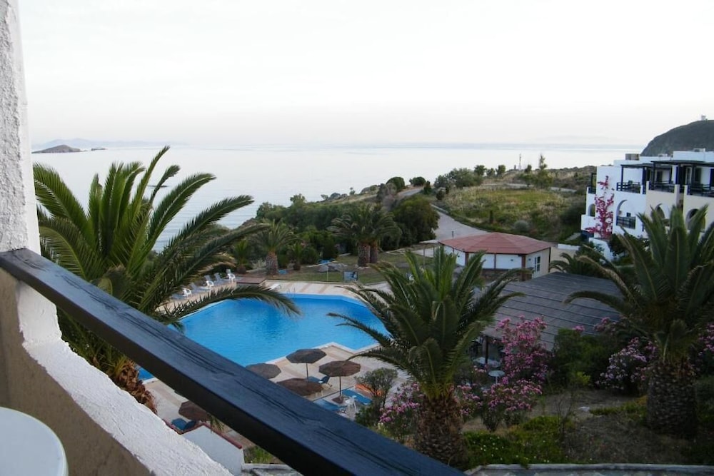 Double or Twin Room, Partial Sea View photo 3