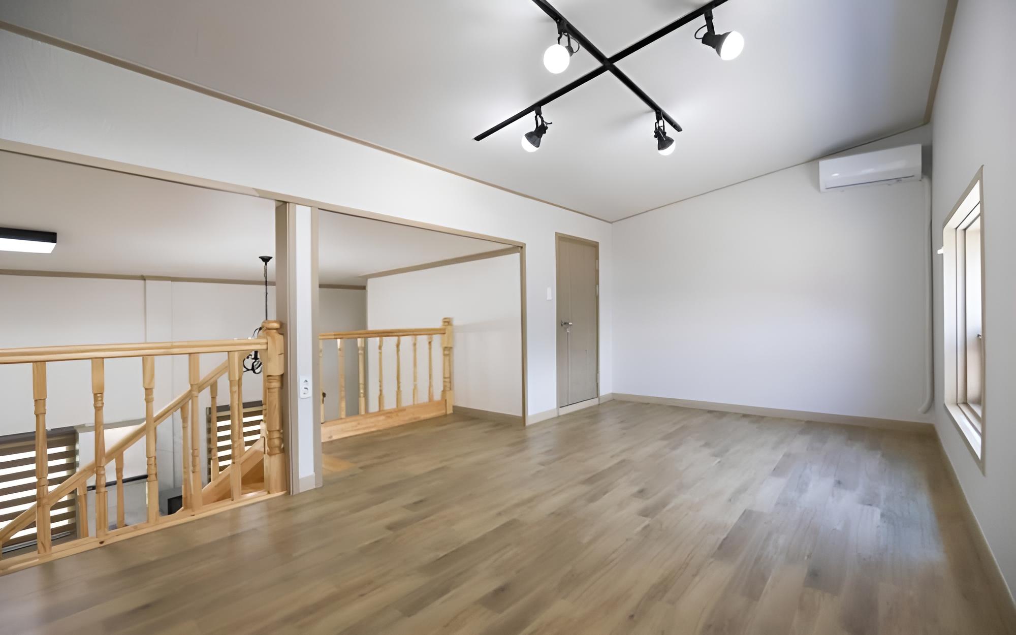 Room (Room 202) - Photo 5