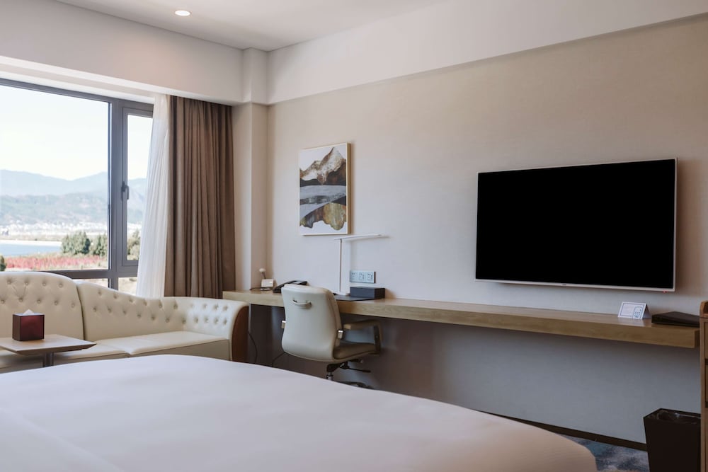 Deluxe Room, 1 King Bed - Photo 5