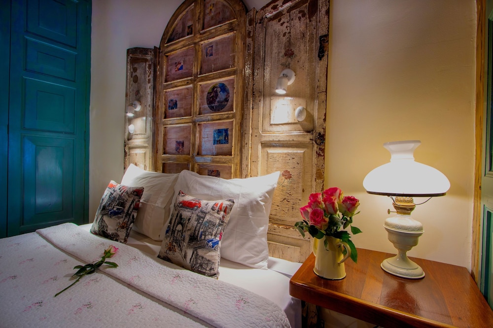 City Apartment, 1 Queen Bed, Fireplace, City View photo 3