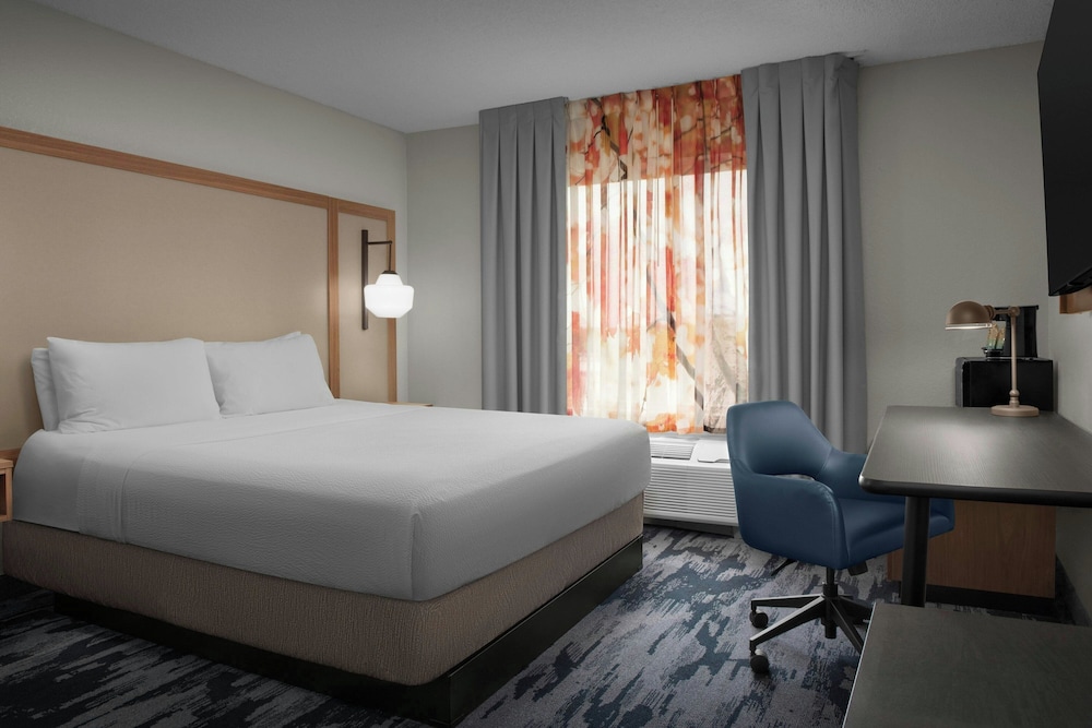 Room, 1 King Bed (Mobility/Hearing Access, Roll-in Shwr)