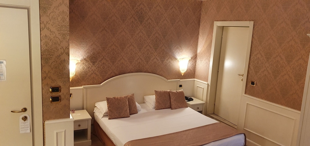 Deluxe Room - Photo 1