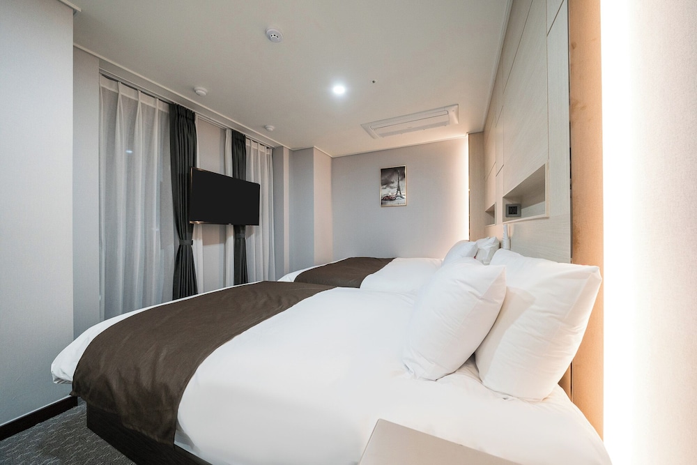 [Foreigner Only, Sevenluck Casino Pkg] Deluxe Twin Room - Photo 1
