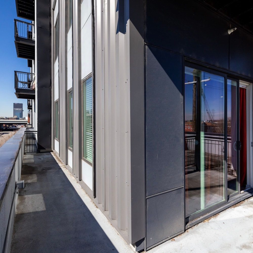 Modern Nulu 2BR Cozysuites 04, Billede 15