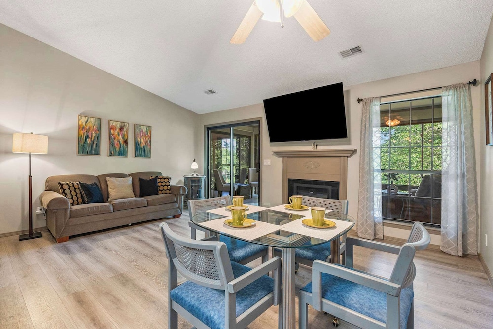 Condo, Multiple Beds, Fireplace, Golf View (Golf View Peek-A-Boo)