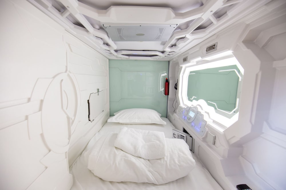 Single Capsule with Front Entrance