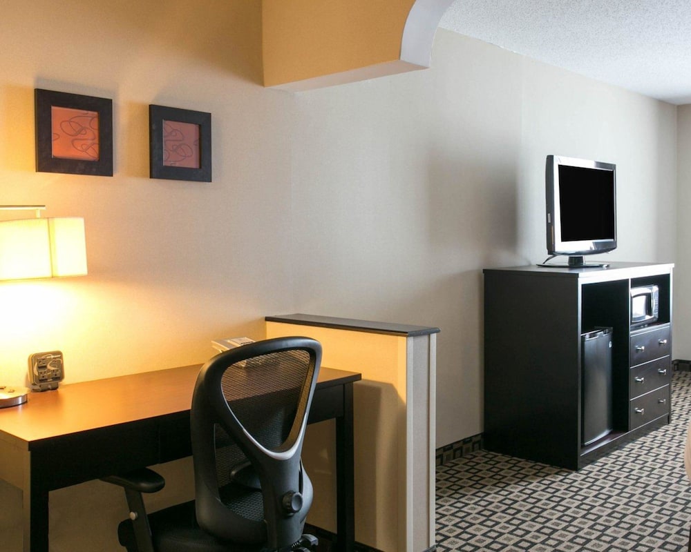 Suite, Non Smoking (2 Queen beds With Sofa bed) - Photo 3