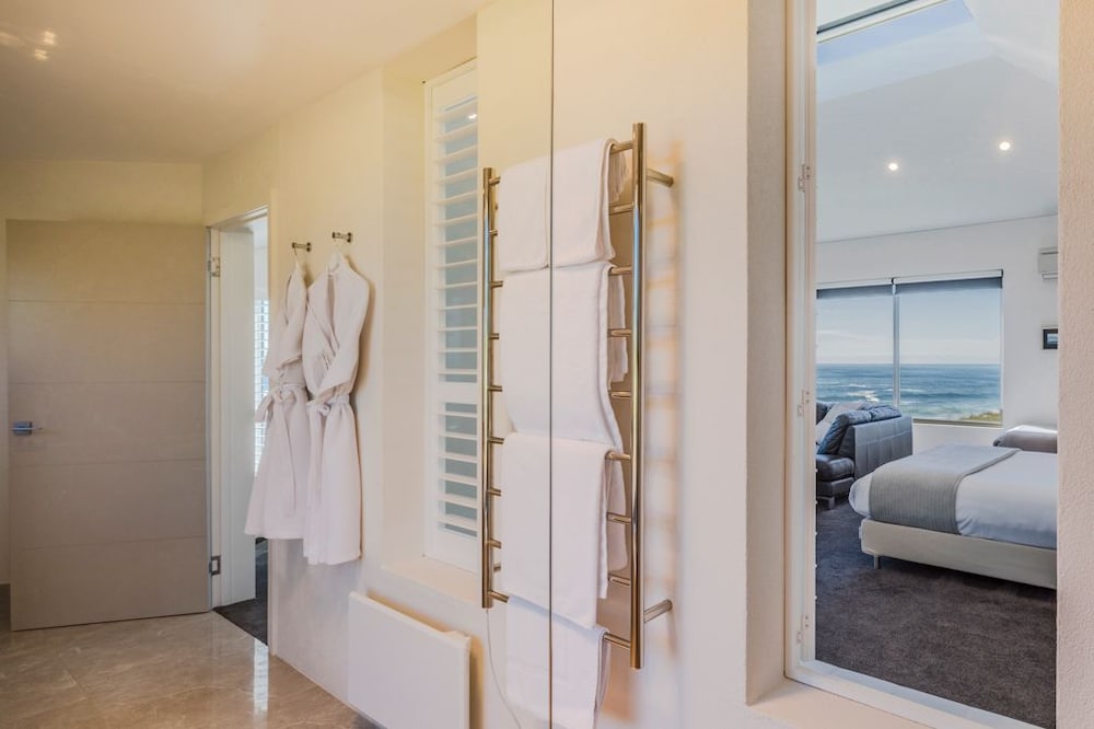 Luxury Waterfront Villa, Jacuzzi & Sauna photo 3
