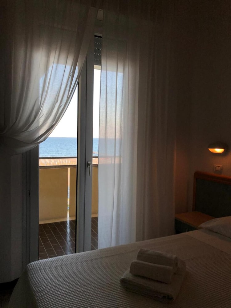 Basic Double or Twin Room - Photo 3