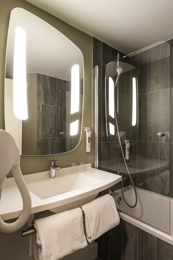 Standard Triple Room, Multiple Beds - Photo 9