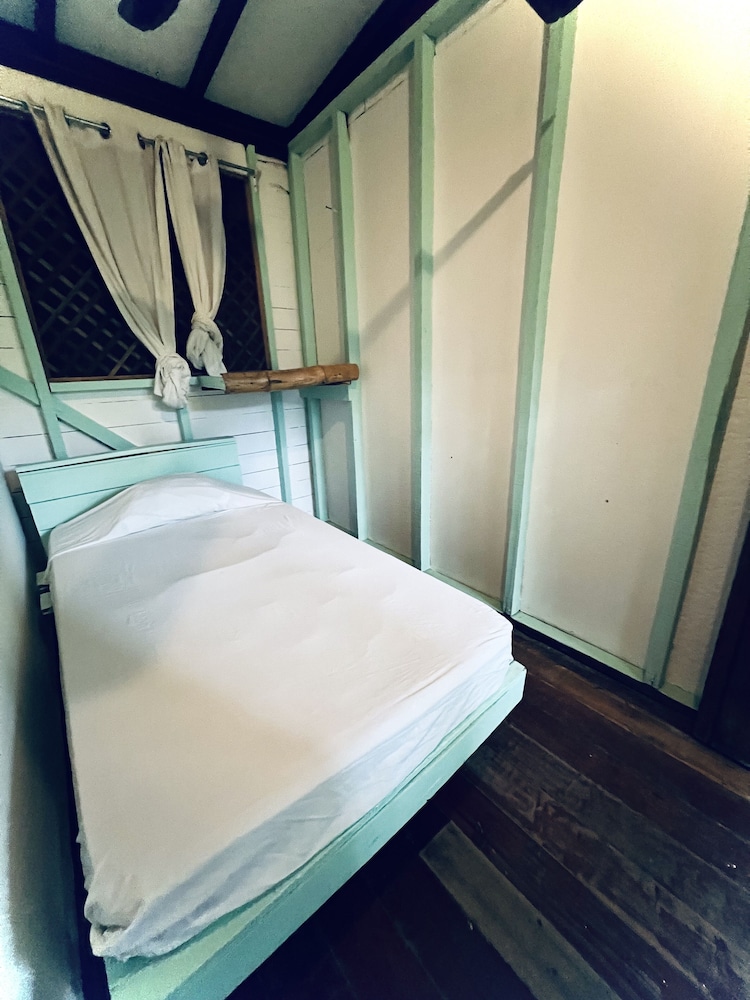 Private Single Bed - Shared bathroom