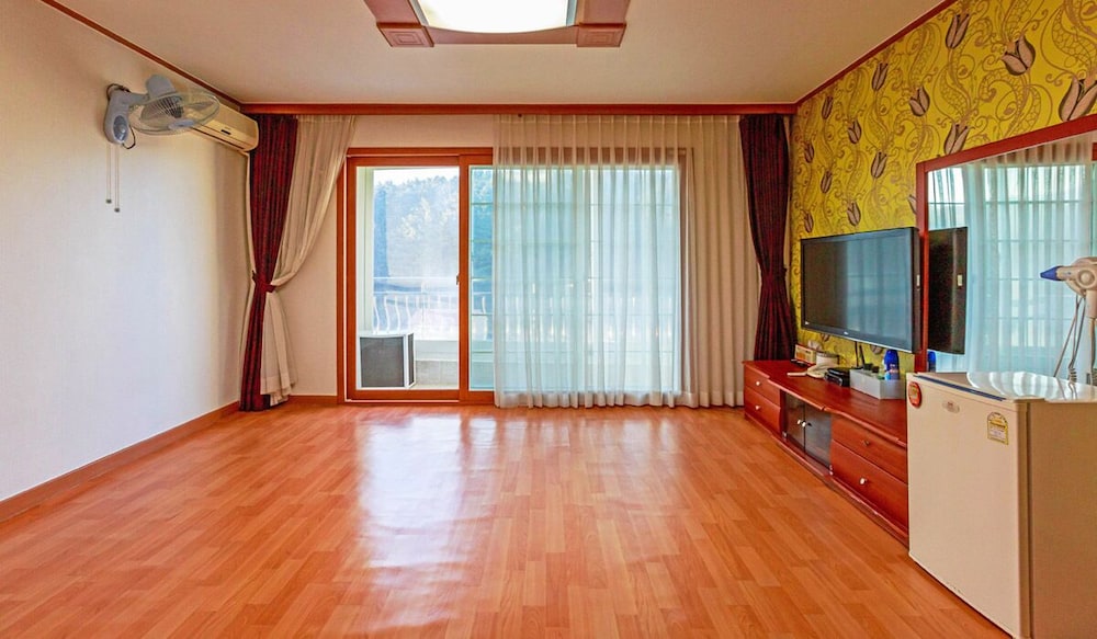 Ondol Room, Mountain View photo 3