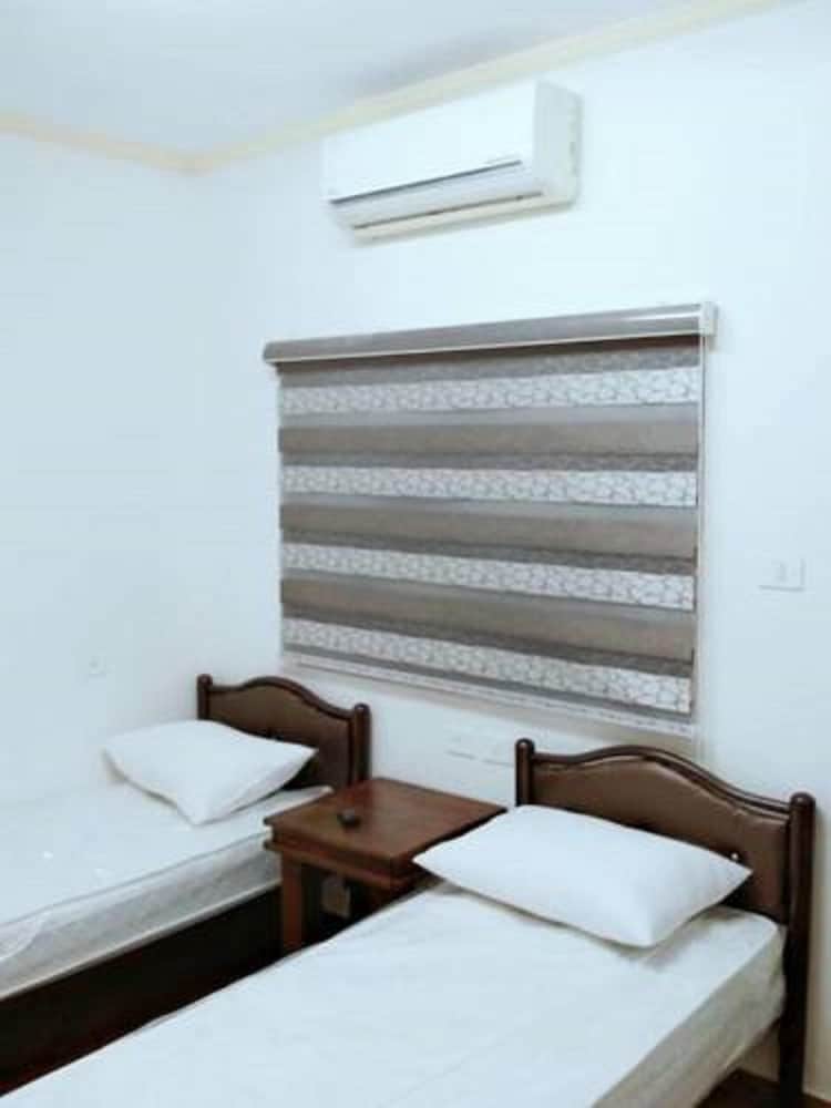 Basic Twin Room, 2 Twin Beds photo 1