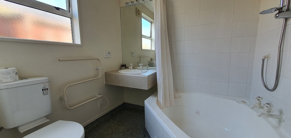 Studio, 1 Queen Bed, Jetted Tub photo 3