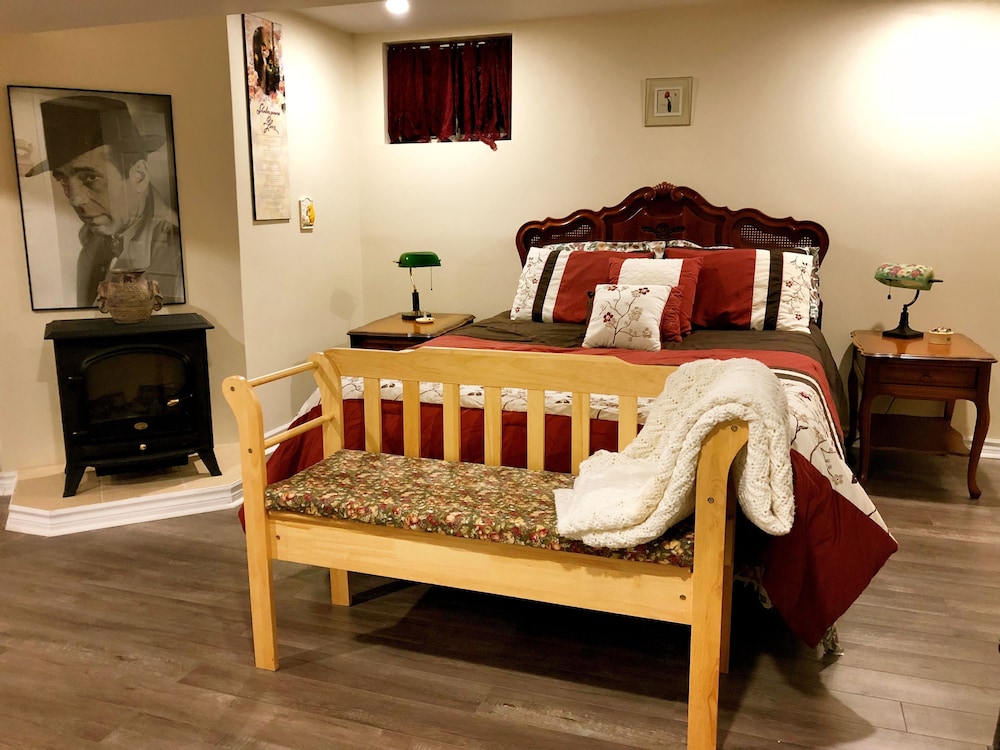 Honeymoon Room (Basement Suite) photo 2
