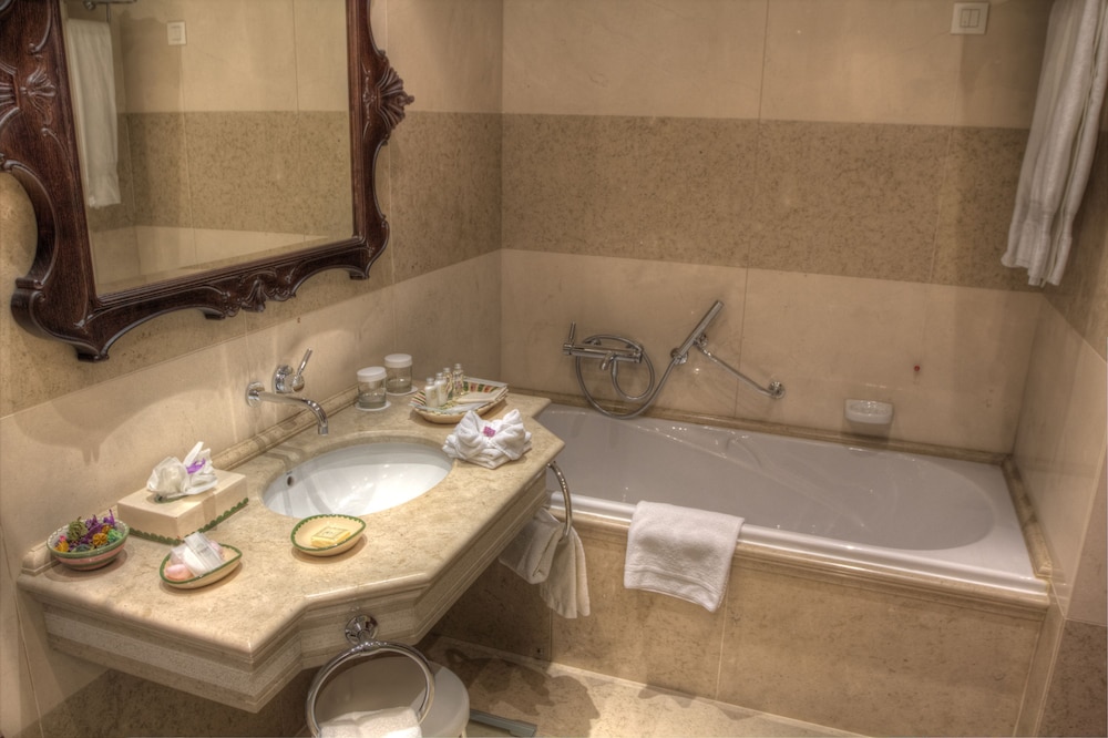 Deluxe Room (Convent) - Photo 6
