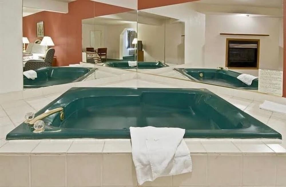Standard Room, 1 King Bed, Non Smoking, Jetted Tub photo 3