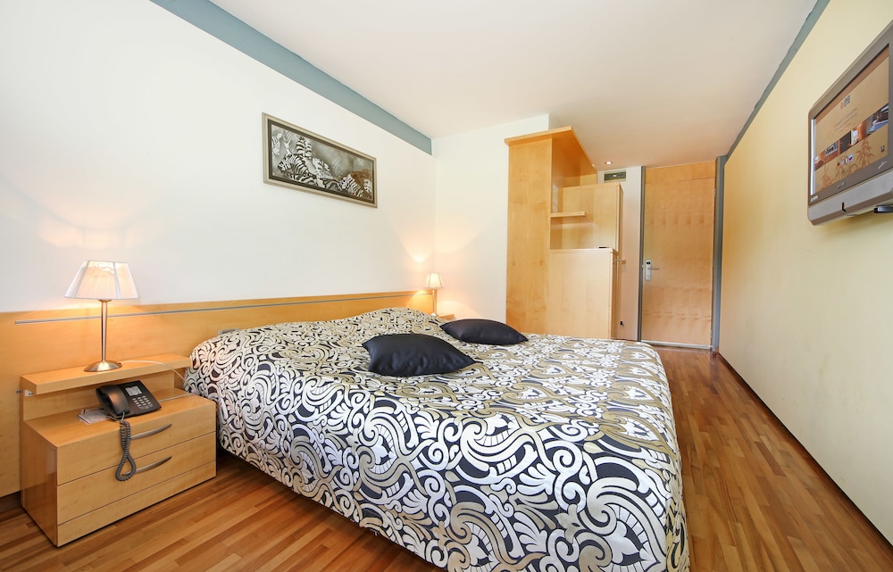 Double or Twin Room, Private Bathroom, Garden View photo 1