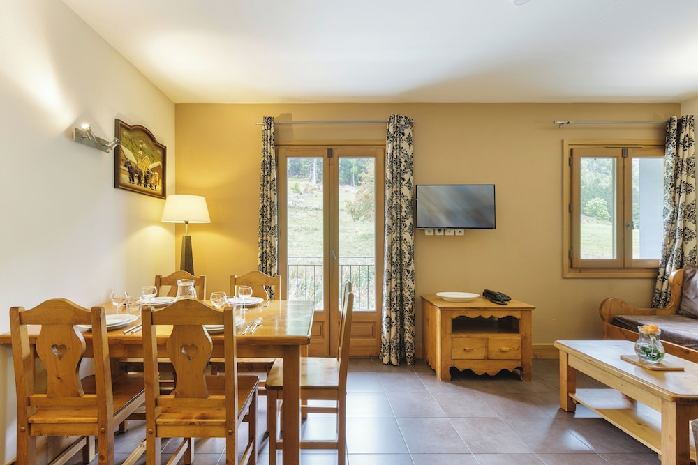 Family Apartment, 2 Bedrooms (Vallorcine Buet 43 ski in / ski out) Family Apartment, 2 Bedrooms (Vallorcine Buet 43 ski in / ski out)