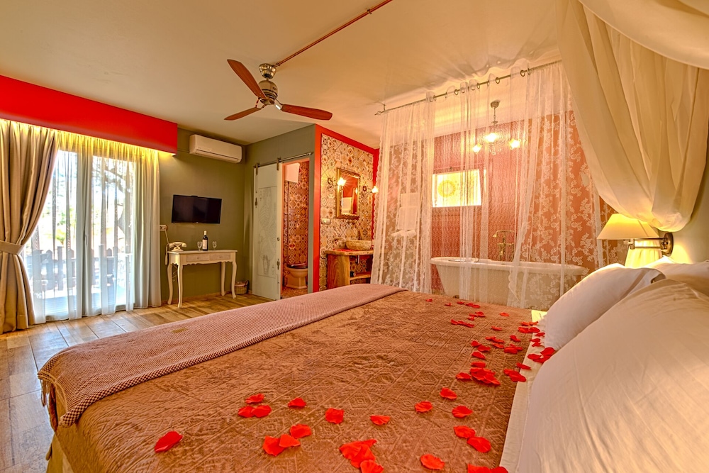 Honeymoon Suite, 1 King Bed photo 1