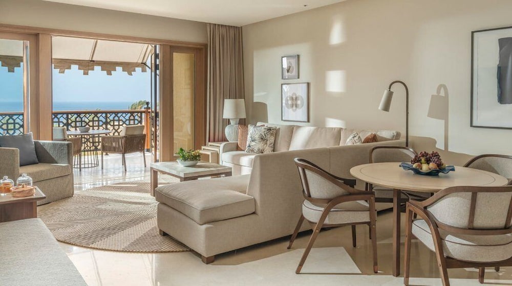 Premier Suite (King) - Photo 5