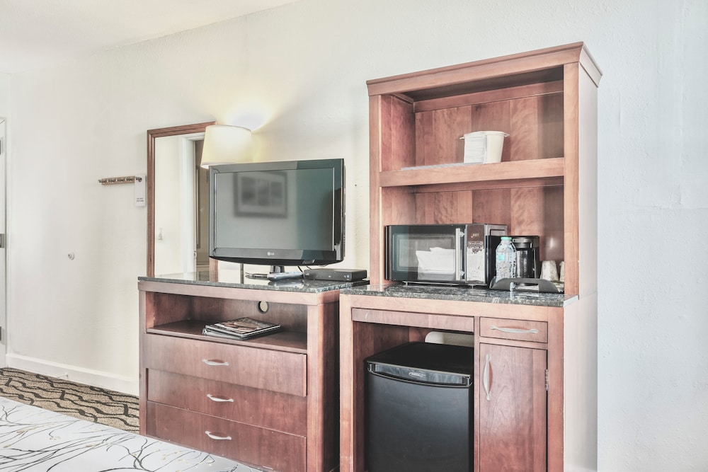 Standard Room, 1 King Bed - Photo 15
