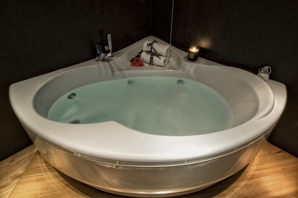 Deluxe Double Room, Jetted Tub photo 3