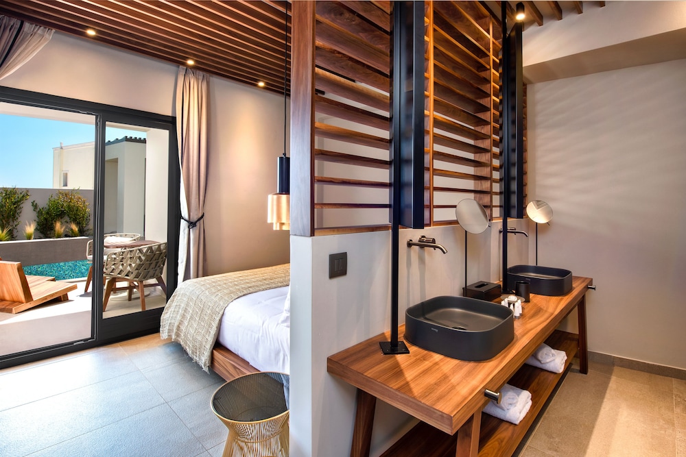 Superior Room By The Pool - Photo 2