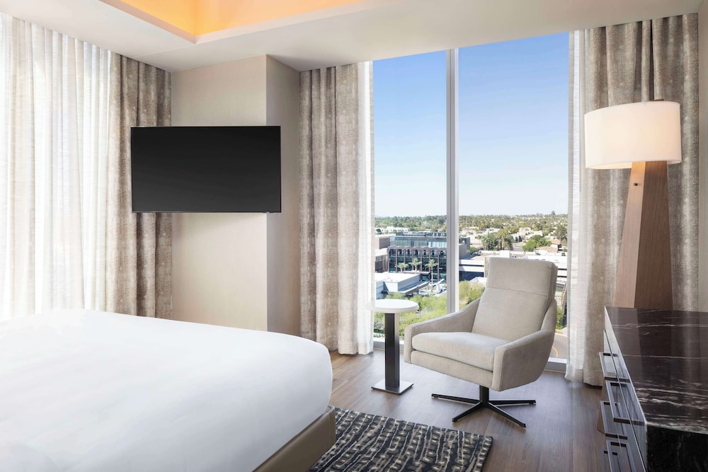 Premier Suite, 1 King Bed, Mountain View photo 3