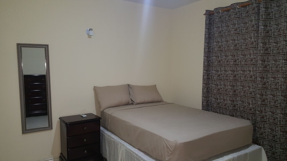 Apt 10, Executive Suites - Palms of Ottawa photo 2