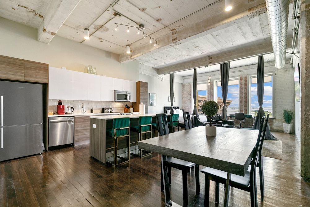 Signature Loft, 3 Bedrooms, 2 Bathrooms, City View - Photo 19