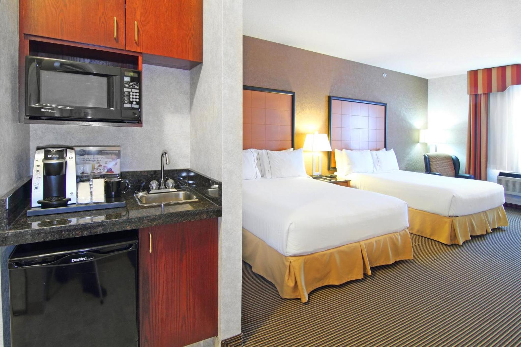Queen Suite with Two Queen Beds and Sofa Bed - Photo 1