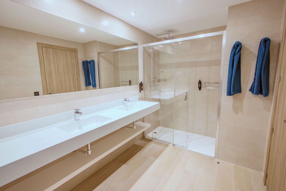 Grand Double Room thumbnail 6