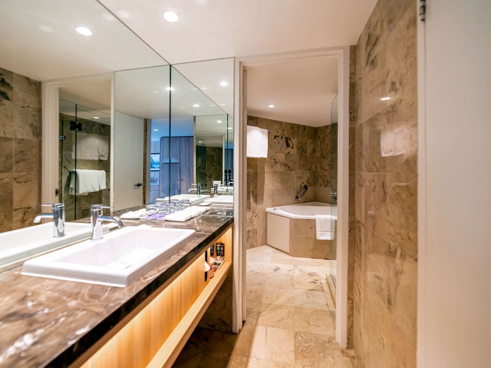 Suite, 1 King Bed thumbnail 5