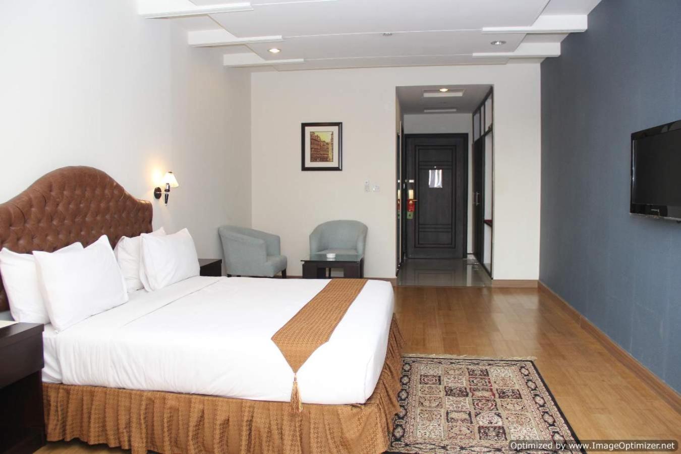 Deluxe King Room photo 1