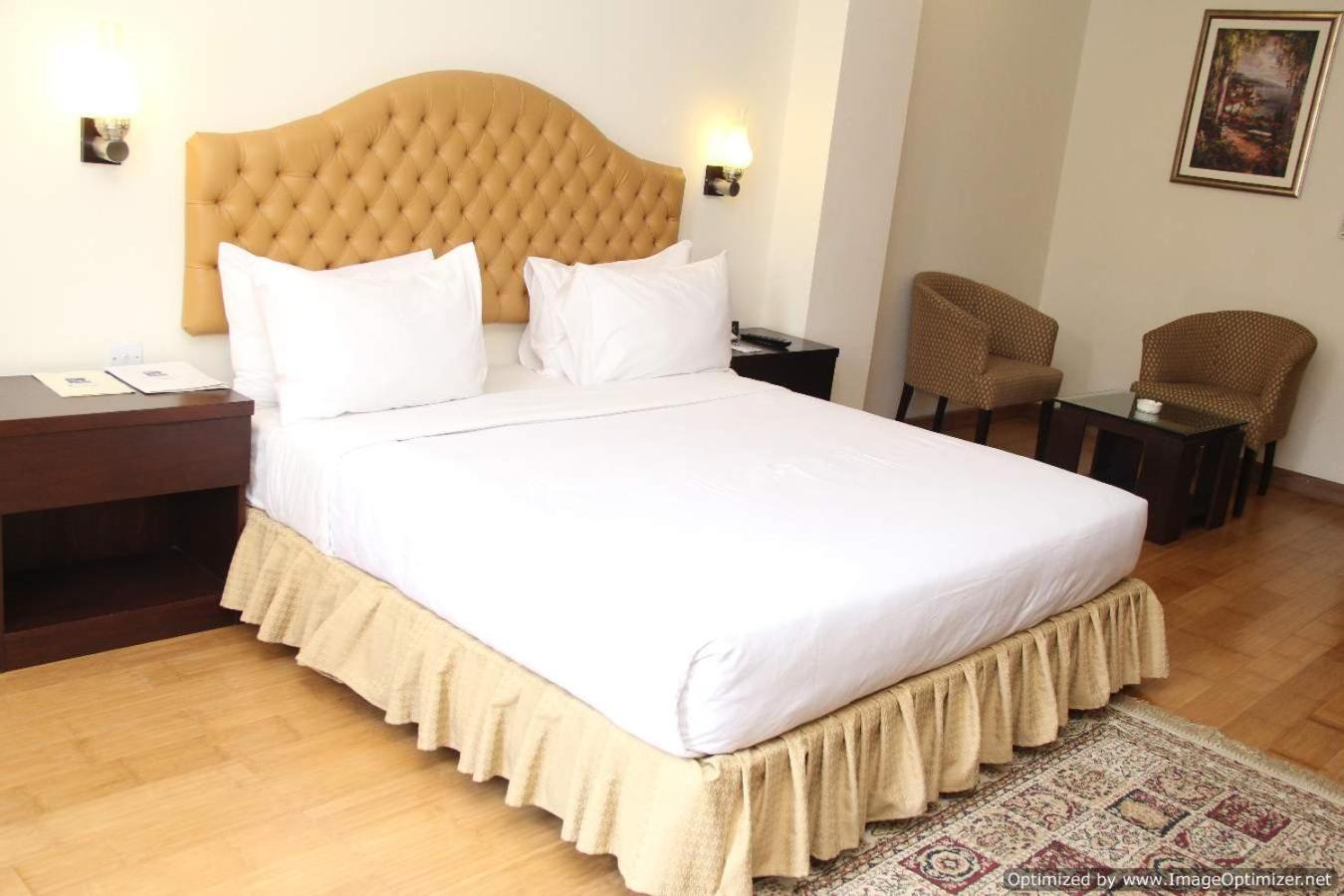 Standard King Room photo 3