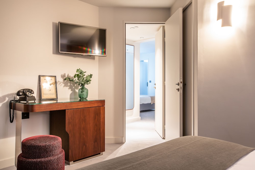 Family Room, Connecting Rooms