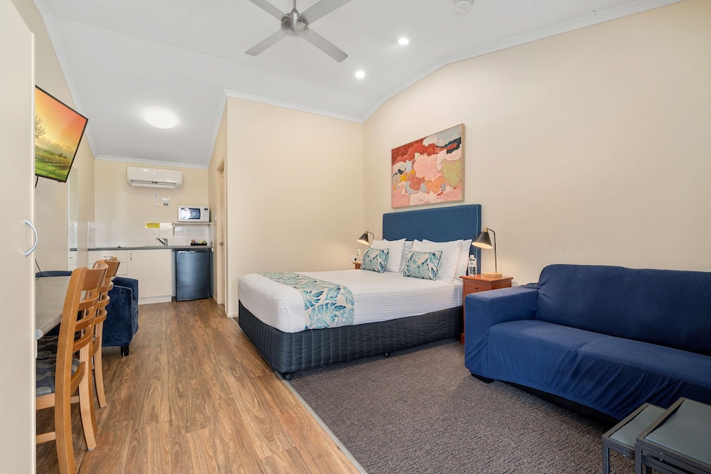 Executive Room, 1 Queen Bed, Non Smoking, Kitchenette photo 3